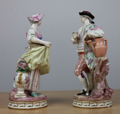 null Paire de statuettes en porcelaine polychrome figurant un couple de jardiniers.

Fin...