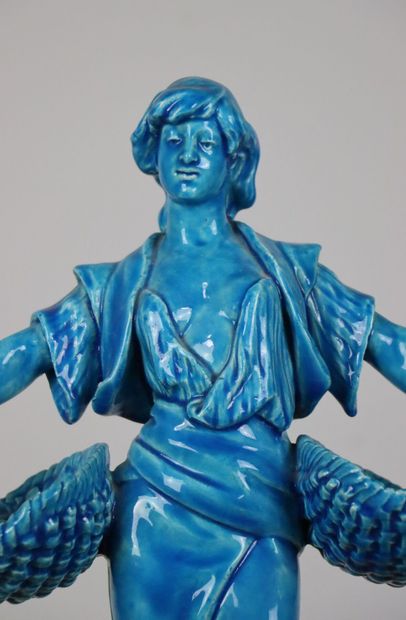 null Noël RUFFIER (1847-1921).

Femme aux deux paniers.

Sculpture en céramique émaillée...