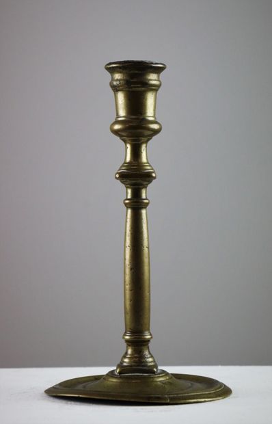 null Flambeau en bronze ou laiton, modèle à colonne.

XVIIème.

H_23.5 cm D_13 c...