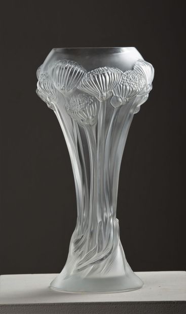 null LALIQUE France. 

Pompons. 

Vase en cristal moulé et pressé incolore. 

Signé...