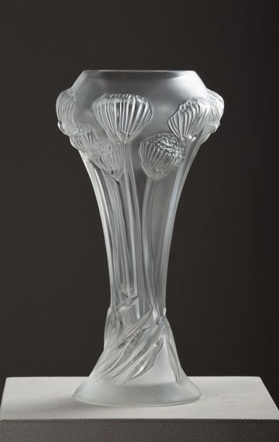 LALIQUE France. 
Pompons. 
Vase en cristal...
