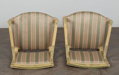 null Paire de fauteuils en bois mouluré et sculpté relaqué beige et rechampi vert,...