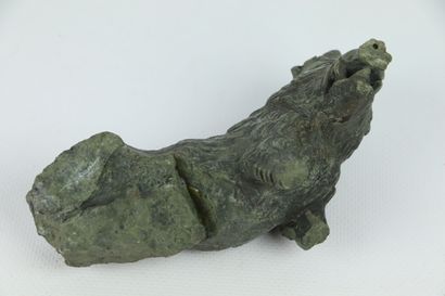 null Sanglier en serpentine sculptée.

L_15,5 cm, accidents, restauration, manqu...