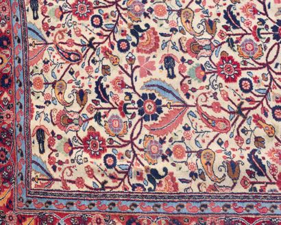 null IRAN.

Important tapis en laine noué main, à fond beige.

H_310 cm L_420 cm