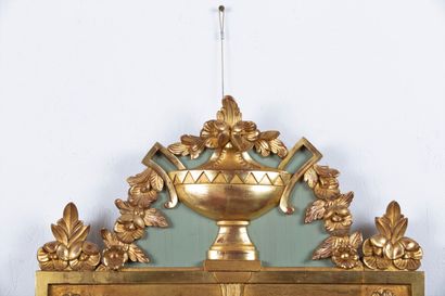 null Miroir en bois laqué et doré.

Style Louis XVI.

H_90 cm L_53 cm.