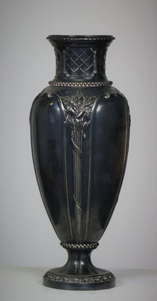 null GALLIA, CHRISTOFLE.

Vase en métal argenté à décor de cartouches, treillages...