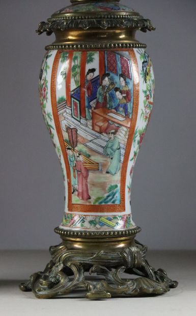 null CHINE, Canton.

Paire de vases en porcelaine polychrome.

Montures en bronze...