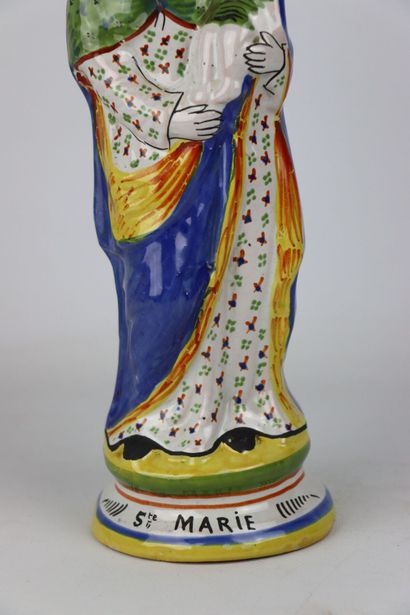 null QUIMPER.

Vierge à l'enfant en faïence polychrome. 

XIXème siècle.

H_32 cm,...