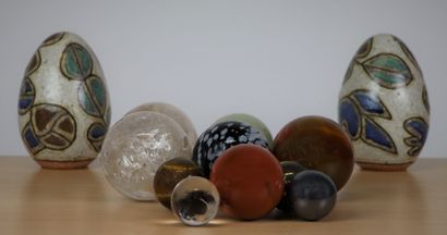 null Collection de dix boules et trois oeufs en pierre, marbre, verre et céramique.

H(max)_15.7...