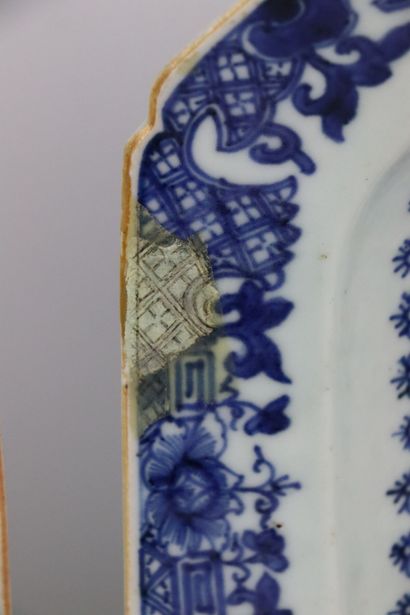 null CHINE.

Paire de plats en porcelaine à décor en camaïeu bleu de pagodes.

XVIIIème...