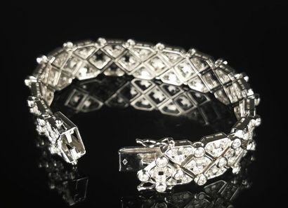 null Bracelet en or blanc à décor géométrique pavé de diamants.

Double huit de sécurité.

L_...