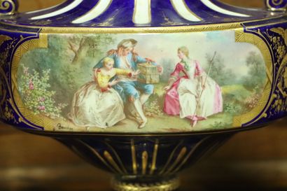 null Paire de vases sur piédouche en porcelaine émaillée polychrome et or sur fond...