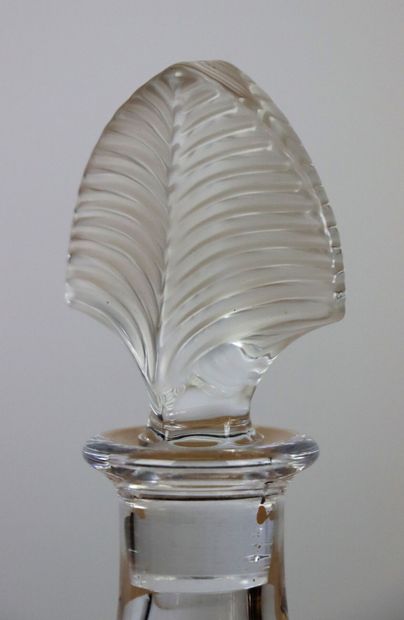 null Carafe en cristal de Sèvres, le bouchon en forme de feuille.

H_23 cm.