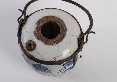 null INDOCHINE, HUE, XIXème siècle.

Pipe à eau en porcelaine décorée en bleu sous...