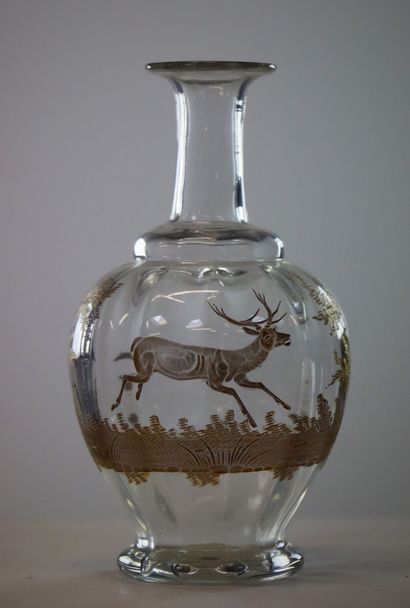 null Carafe en verre à décor cynégétique gravé et doré.

XIXème siècle.

H_19 cm,...