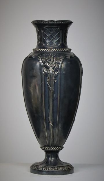 null GALLIA, CHRISTOFLE.

Vase en métal argenté à décor de cartouches, treillages...