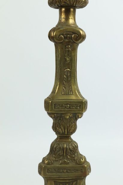 null Porte-cierges en laiton repoussé et ciselé.

XIXème siècle.

H_45,5 cm