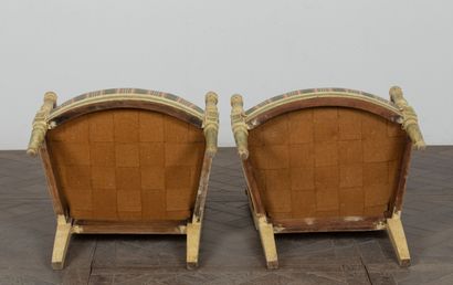 null Paire de fauteuils en bois mouluré et sculpté relaqué beige et rechampi vert,...