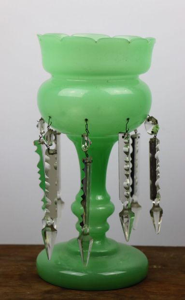 null Porte-ananas en opaline verte et pampilles en cristal. 

Epoque Napoléon III.

H_30.5...