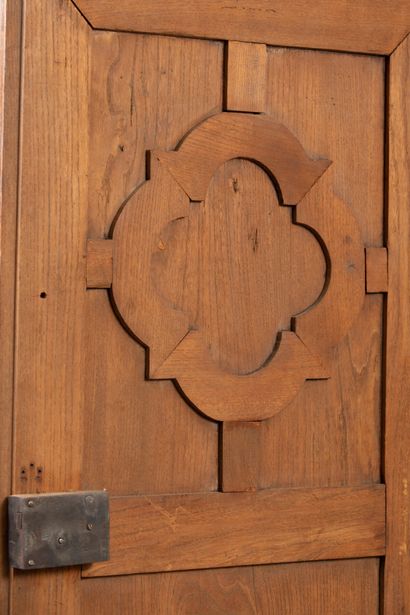 null Importante armoire de château en chêne mouluré et sculpté à décor de fleurs...