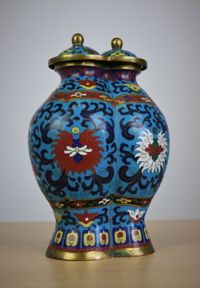 CHINE. 
Vase double, couvert, en bronze et...