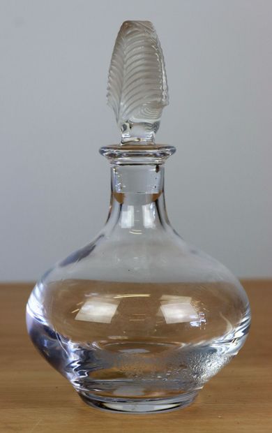 null Carafe en cristal de Sèvres, le bouchon en forme de feuille.

H_23 cm.