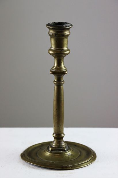 null Flambeau en bronze ou laiton, modèle à colonne.

XVIIème.

H_23.5 cm D_13 c...