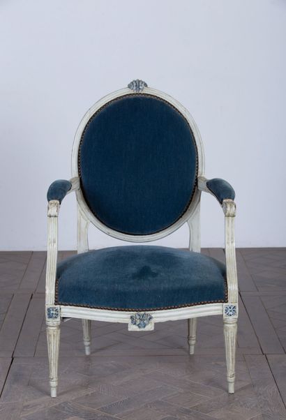 null Fauteuil à dossier médaillon en bois relaqué et rechampi.

Epoque Louis XVI.

Garniture...