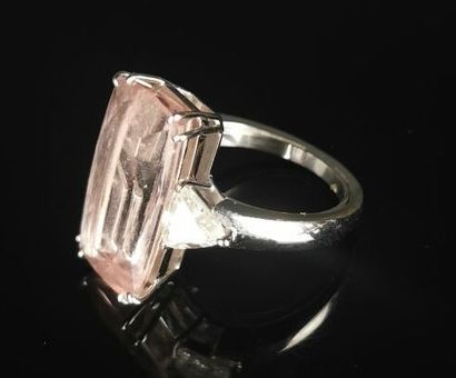 null Bague en or blanc ornée d'une importante morganite épaulée de deux diamants...