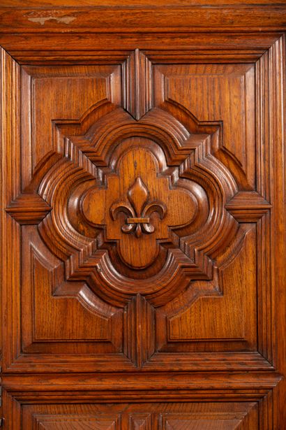 null Importante armoire de château en chêne mouluré et sculpté à décor de fleurs...