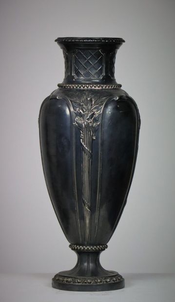 null GALLIA, CHRISTOFLE.

Vase en métal argenté à décor de cartouches, treillages...