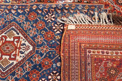 null IRAN.

Tapis en laine noué main, à décor géométrique et floraux sur fond bleu.

H_130...