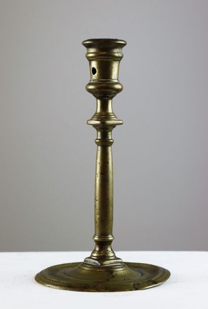 null Flambeau en bronze ou laiton, modèle à colonne.

XVIIème.

H_23.5 cm D_13 c...