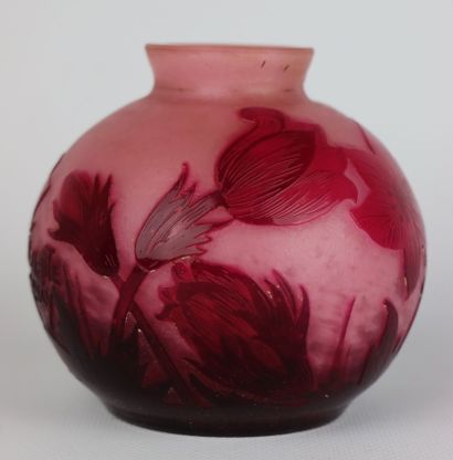 null DELATTE à Nancy.

Vase en verre multicouches dégagé à l'acide à décor de fleurs...
