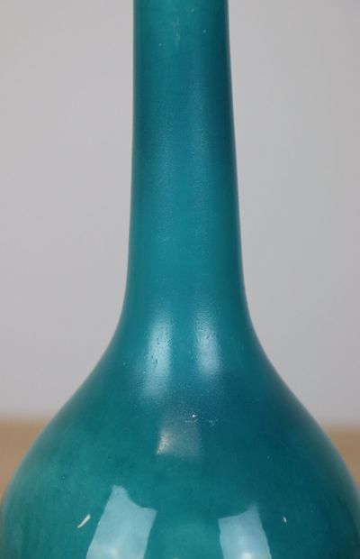null CHINE

Vase en grès à couverte bleu turquoise.

H(avec socle)_27.5 cm.

H_24.5...