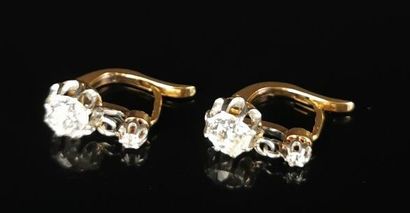 null Paire de boucles d'oreille en or jaune ornées chacune de deux diamants en serti...