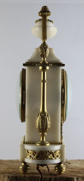 null Pendule en marbre blanc et bronze doré.

Le cadran signé Gille l'Ainé à Paris.

Style...