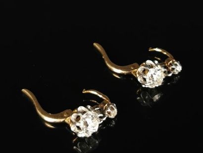 null Paire de boucles d'oreille en or jaune ornées chacune de deux diamants en serti...