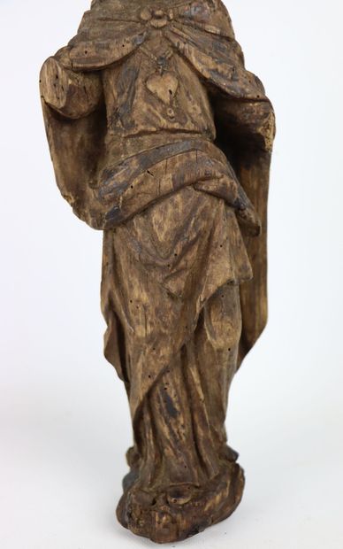 null Sculpture en bois sculpté figurant le Christ, portant le Sacré Coeur.

XVIIème...