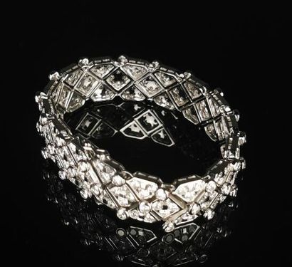 null Bracelet en or blanc à décor géométrique pavé de diamants.

Double huit de sécurité.

L_...