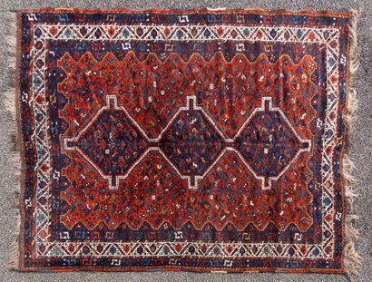 null CAUCASE.

Tapis en laine à fond rouge.

H_210 cm L_280 cm