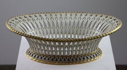 null SEVRES.

Corbeille en porcelaine ajourée, à décor or, imitant la vannerie.

XIXème...