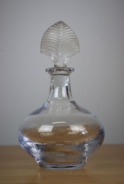 null Carafe en cristal de Sèvres, le bouchon en forme de feuille.

H_23 cm.