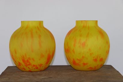 null Paire de vases en verre marmoréen jaune et orange. 

Vers 1920.

H_17.5 cm D_15...