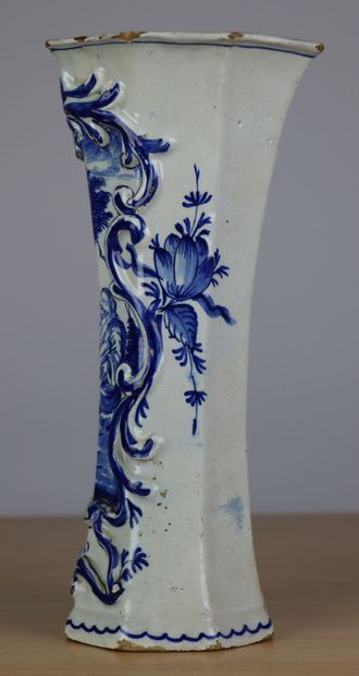 null DELFT.

Vase cornet en faience à décor en camaïeu bleu d'une scène de l'Evangile...