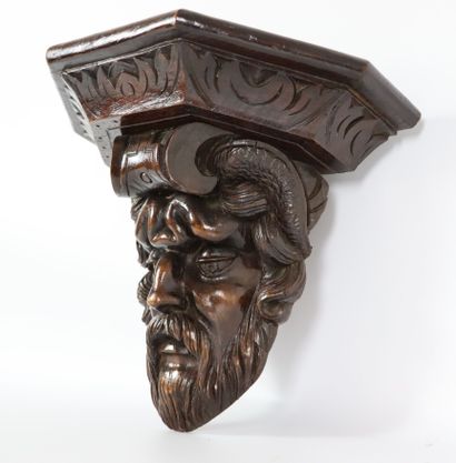 null Petite console d'applique en bois sculpté à décor de mascaron de barbu.

Italie,...