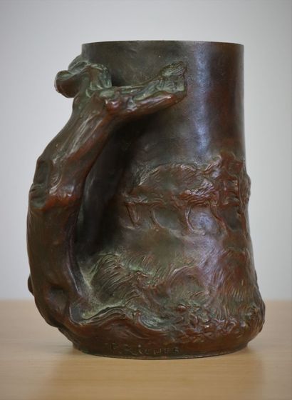 null Paul Pierre RICHER (1889-1933) et GOLDSCHEIDER.

Pichet en bronze à décor d'un...