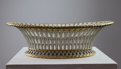 null SEVRES.

Corbeille en porcelaine ajourée, à décor or, imitant la vannerie.

XIXème...