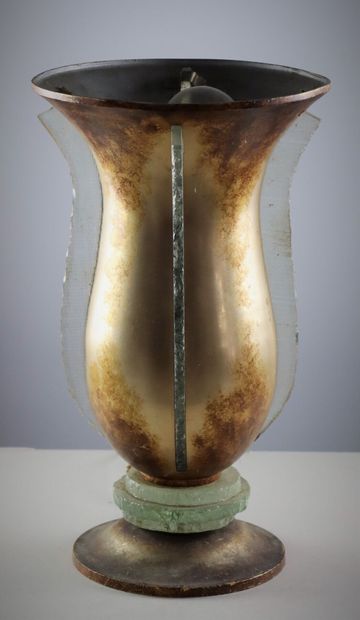 null Travail français des années 1930.

Lampe de forme tulipe en métal à patine cuivre...