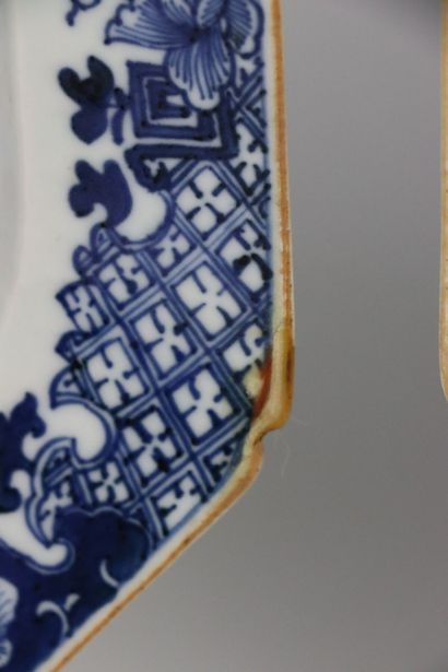 null CHINE.

Paire de plats en porcelaine à décor en camaïeu bleu de pagodes.

XVIIIème...